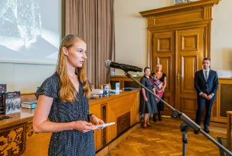 Dagmar Zádrapová, vítězka 7. ročníku soutěže v kategorii <i>Vědy o živé přírodě a chemické vědy</i> převzala knihu <i>Genetická variabilita vybraných populací buku lesního v České republice</i> (4. září 2020).