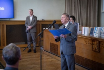 Jména vítězů vyhlásil předseda poroty Ivo Kraus.<br>Foto Josef Landergott / Akademie věd ČR