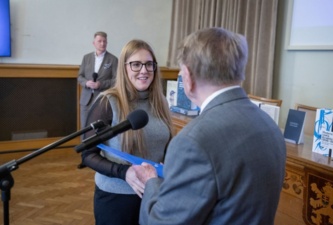 Vítězka kategorie Vědy o neživé přírodě Klára Nováková.<br>Foto Josef Landergott / Akademie věd ČR