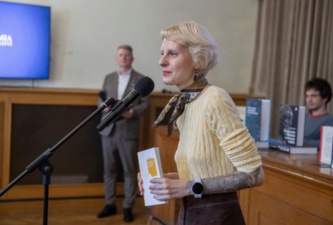 Knihu <em>Světlo jako médium. Umělé světlo v českém výtvarném umění od devadesátýchlet po současnost</em> si odnesla Denisa Michalinová.<br>Foto Josef Landergott / Akademie věd ČR