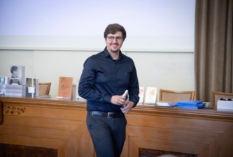 Knihu <em>Makrocykly a komplexace velkých iontů kovů</em> si odnesl Jan Faltejsek.<br>Foto Josef Landergott / Akademie věd ČR